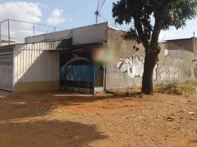 Imagem: Imóvel com 3 Casas, 2 Lojas e 1 Vaga de