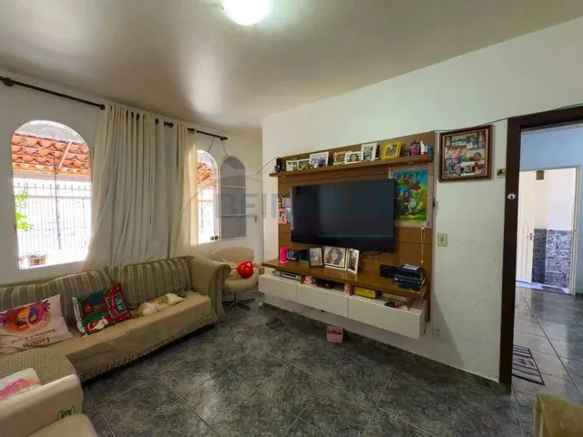 Imagem 2: Casa 5 Quartos, 4 Suítes, 3 Pavimentos, Casa Extra, 2 Vagas de Garagem À Venda na Qe 42