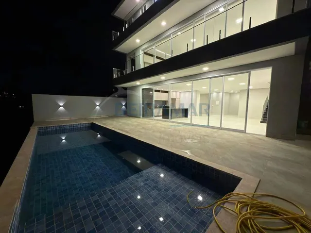 Imagem 14: Casa Nova e Sofisticada com 5 Suítes, Piscina e Elevador À Venda no Condomínio