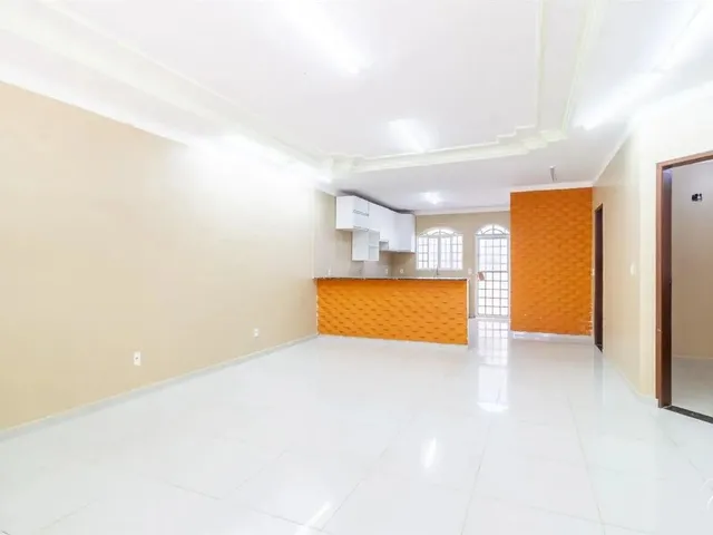 Imagem 2: Casa com 3 Quartos, 1 Suíte, 3 Vagas de Garagem, Área de Serviço e Casa Aos Fundos À
