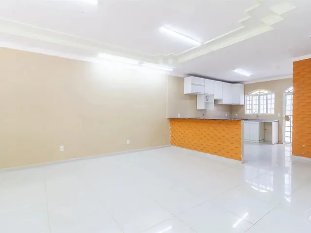 Imagem 12: Casa com 3 Quartos, 1 Suíte, 3 Vagas de Garagem, Área de Serviço e Casa Aos Fundos À