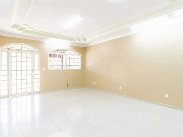 Imagem 9: Casa com 3 Quartos, 1 Suíte, 3 Vagas de Garagem, Área de Serviço e Casa Aos Fundos À