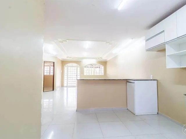 Imagem 10: Casa com 3 Quartos, 1 Suíte, 3 Vagas de Garagem, Área de Serviço e Casa Aos Fundos À