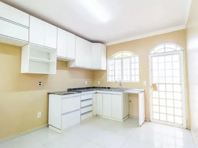 Imagem 13: Casa com 3 Quartos, 1 Suíte, 3 Vagas de Garagem, Área de Serviço e Casa Aos Fundos À