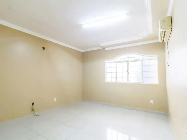 Imagem 14: Casa com 3 Quartos, 1 Suíte, 3 Vagas de Garagem, Área de Serviço e Casa Aos Fundos À