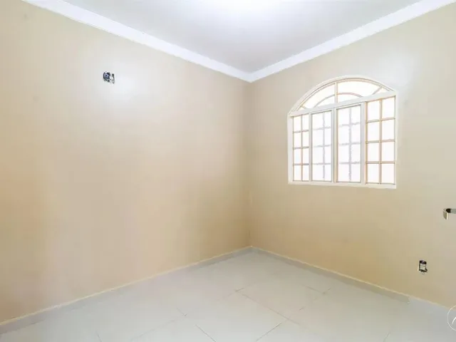Imagem 8: Casa com 3 Quartos, 1 Suíte, 3 Vagas de Garagem, Área de Serviço e Casa Aos Fundos À