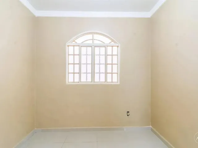 Imagem 6: Casa com 3 Quartos, 1 Suíte, 3 Vagas de Garagem, Área de Serviço e Casa Aos Fundos À
