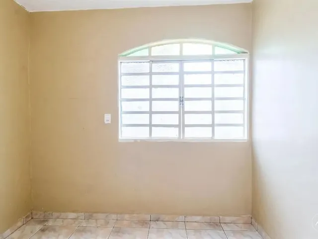 Imagem 5: Casa com 3 Quartos, 1 Suíte, 3 Vagas de Garagem, Área de Serviço e Casa Aos Fundos À
