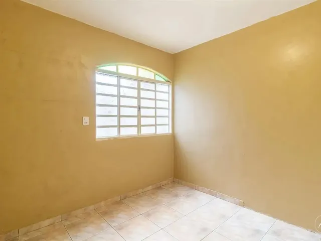 Imagem 3: Casa com 3 Quartos, 1 Suíte, 3 Vagas de Garagem, Área de Serviço e Casa Aos Fundos À