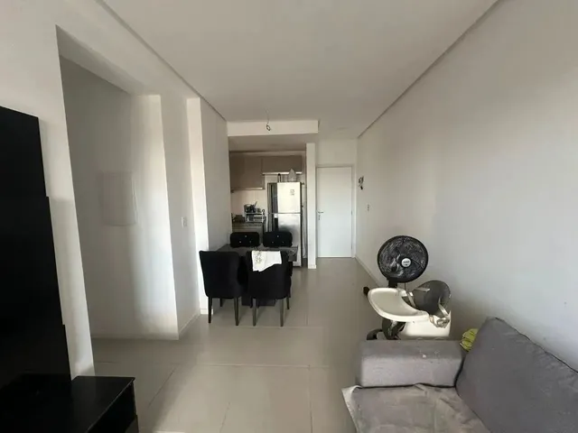Imagem 2: Vendo Apto no Ed. Montfort, C/ 2 Quartos, Sendo 1 Suíte, Sala de Estar/Jantar, Cozinha E