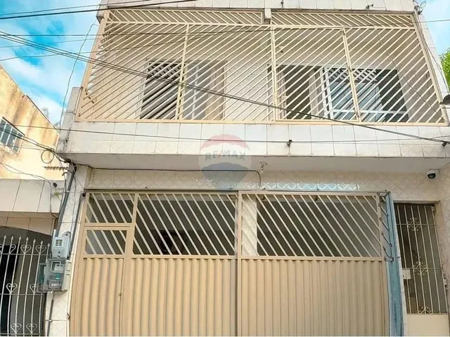 Imagem: Casa de Três Pavimentos À Venda no Bairro