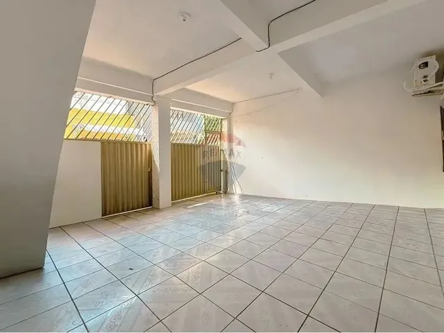 Imagem 6: Casa de Três Pavimentos À Venda no Bairro da Pedreira