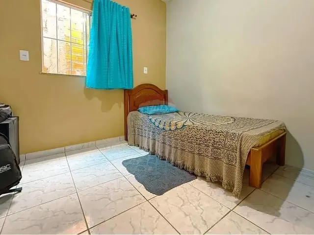 Imagem 2: Casa de Três Pavimentos À Venda no Bairro da Pedreira