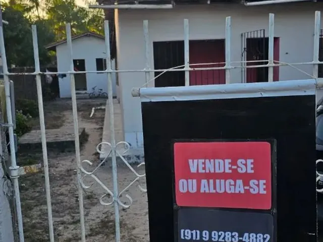 Imagem: A casa possui 4 Dormitórios, 2 Banheiros, 2 Vagas na