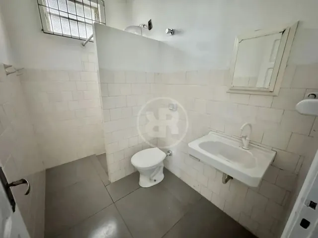Imagem 2: Casa para Fins Comerciais com 150 M² Privativos e 2 Vagas, Próximo Ao Centro, no Bairro
