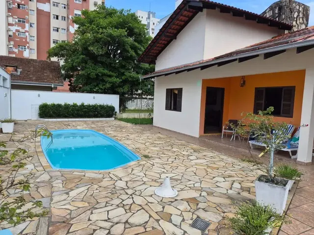 Imagem: A casa possui 2 Dormitórios, 1 Suíte, 2 Banheiros, 5