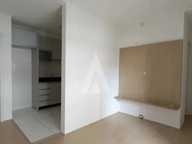 Imagem 15: Apartamento com Dois Quartos, Cozinha com Armários e Uma Vaga de Estacionamento