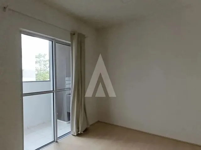 Imagem 9: Apartamento com Dois Quartos, Cozinha com Armários e Uma Vaga de Estacionamento