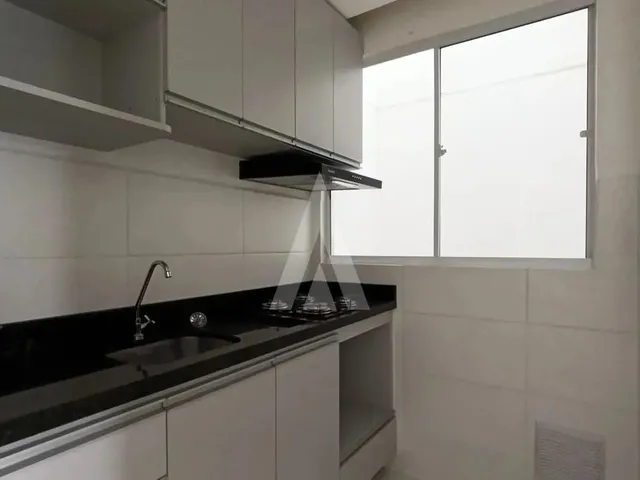 Imagem 14: Apartamento com Dois Quartos, Cozinha com Armários e Uma Vaga de Estacionamento