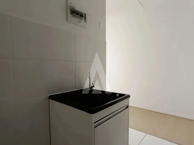 Imagem 11: Apartamento com Dois Quartos, Cozinha com Armários e Uma Vaga de Estacionamento