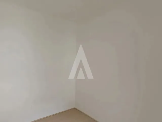 Imagem 10: Apartamento com Dois Quartos, Cozinha com Armários e Uma Vaga de Estacionamento