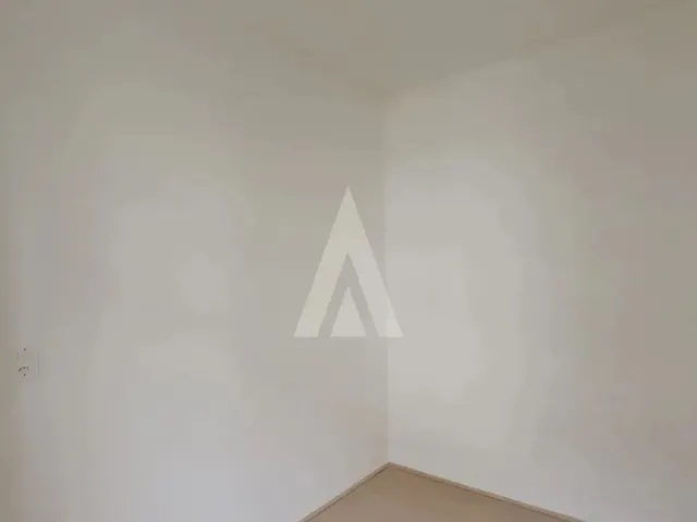 Imagem 6: Apartamento com Dois Quartos, Cozinha com Armários e Uma Vaga de Estacionamento