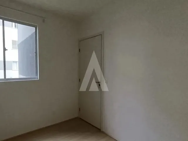 Imagem 2: Apartamento com Dois Quartos, Cozinha com Armários e Uma Vaga de Estacionamento