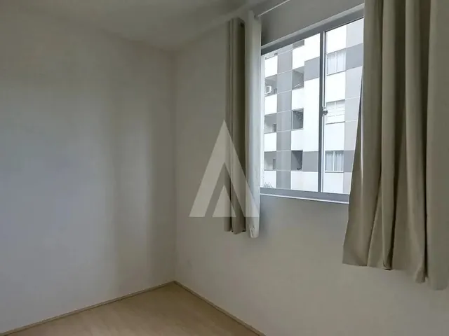 Imagem 8: Apartamento com Dois Quartos, Cozinha com Armários e Uma Vaga de Estacionamento