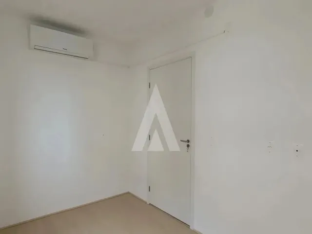 Imagem 7: Apartamento com Dois Quartos, Cozinha com Armários e Uma Vaga de Estacionamento