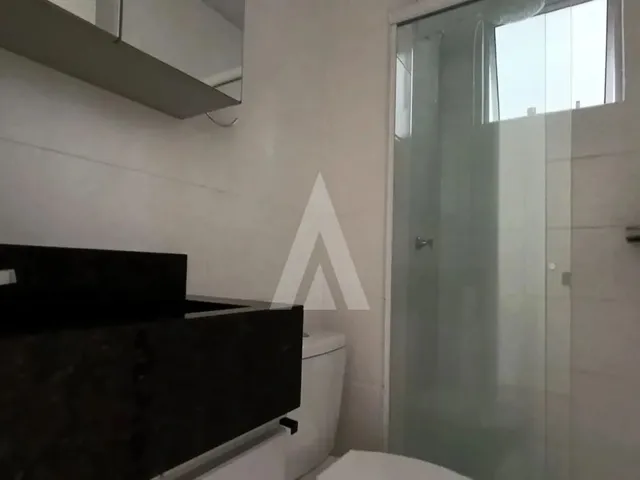 Imagem 4: Apartamento com Dois Quartos, Cozinha com Armários e Uma Vaga de Estacionamento
