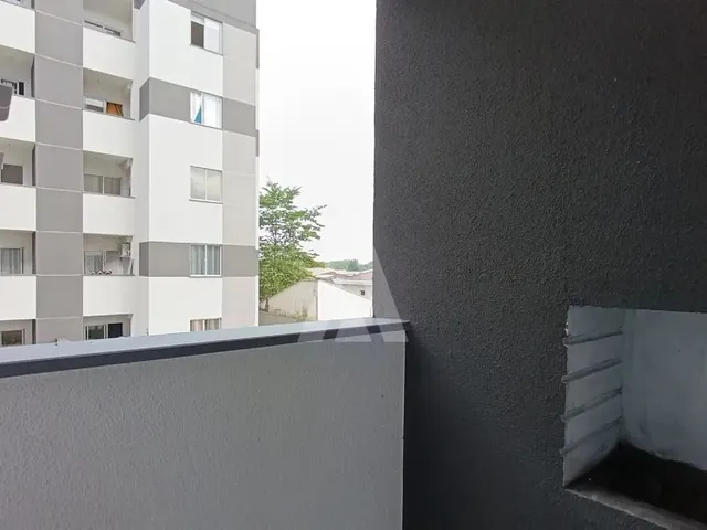 Imagem 16: Apartamento com Dois Quartos, Cozinha com Armários e Uma Vaga de Estacionamento