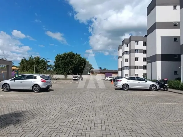 Imagem 5: Apartamento com Dois Quartos, Cozinha com Armários e Uma Vaga de Estacionamento