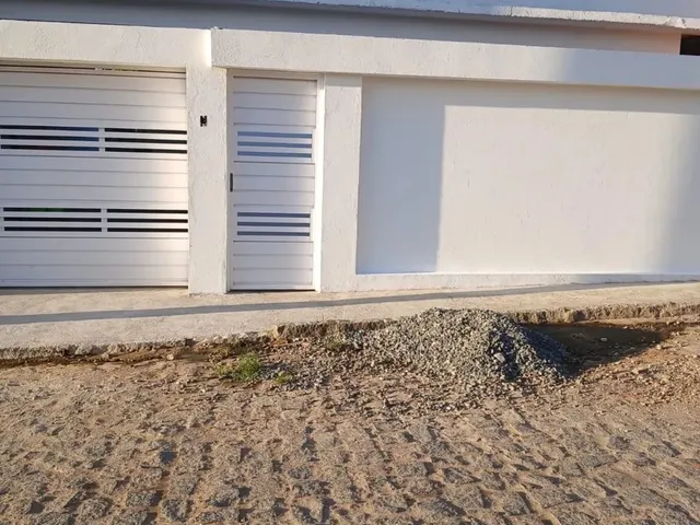 Imagem: A casa possui 2 Dormitórios, 1 Suíte, 2 Banheiros, 2 Vagas