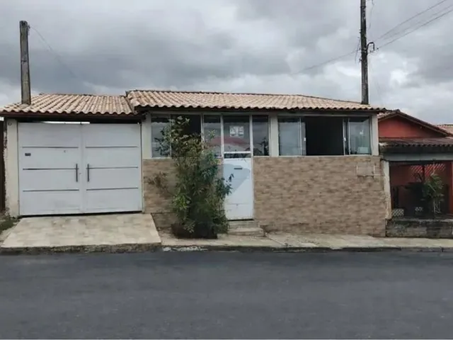 Imagem: A casa possui 5 Dormitórios, 2 Banheiros, 1 Vaga na