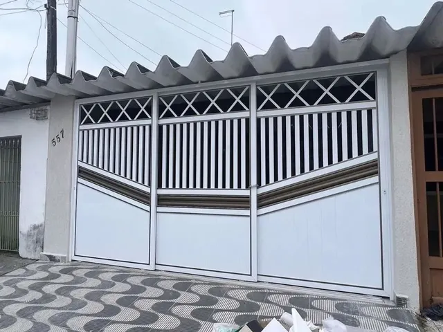 Imagem: A casa possui 2 Dormitórios, 1 Suíte, 2 Banheiros, 1 Vaga