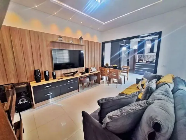 Imagem: A casa possui 2 Dormitórios, 1 Suíte, 1 Banheiro, 2 Vagas