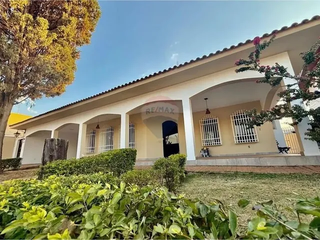 Imagem: A casa possui 4 Dormitórios, 3 Suítes, 5 Banheiros, 4