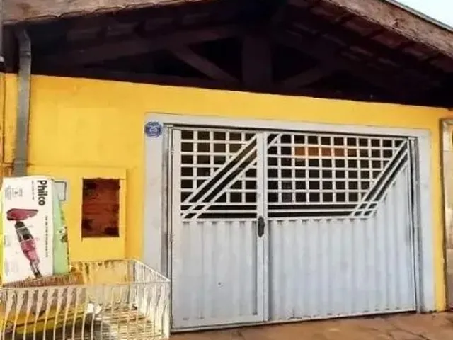 Imagem: A casa possui 2 Dormitórios, 1 Banheiro, 1 Vaga na garagem