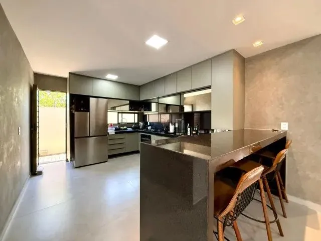 Imagem 4: Vende - Se Casa de Alto Padrão - 4 Quartos (2 Suites)