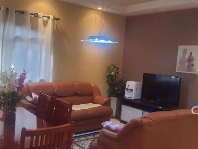 Imagem: A casa possui 3 Dormitórios, 1 Suíte, 3 Banheiros, 4
