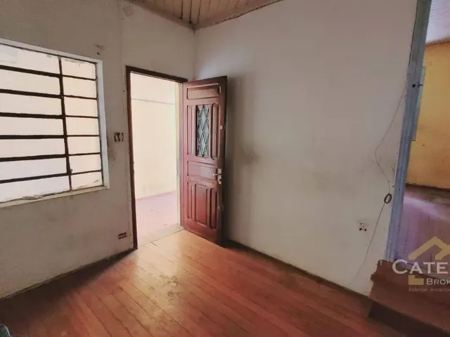 Imagem: Casa Antiga com Terreno Grande a Venda