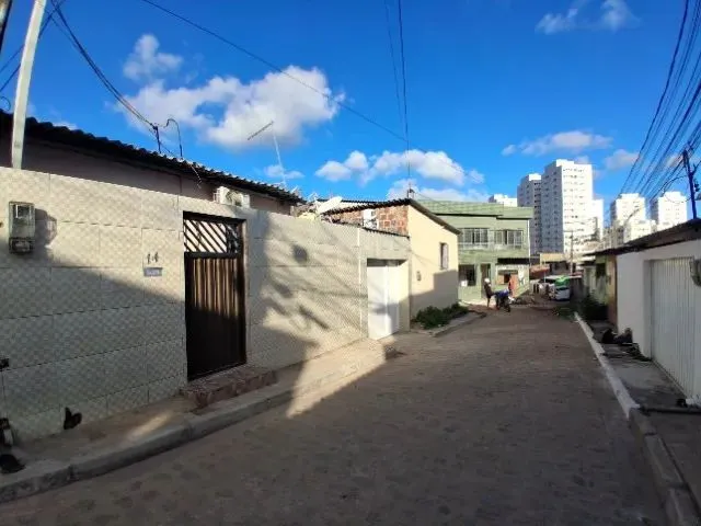 Imagem: A casa possui 4 Dormitórios, 2 Banheiros, 1 Vaga na