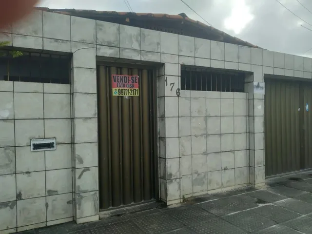 Imagem: A casa possui 4 Dormitórios, 1 Suíte, 2 Banheiros, 2
