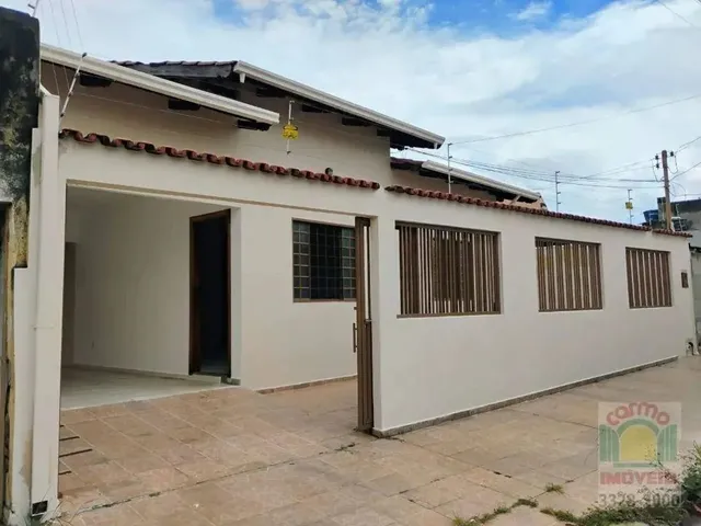Imagem: A casa possui 3 Dormitórios, 2 Banheiros, 1 Vaga na