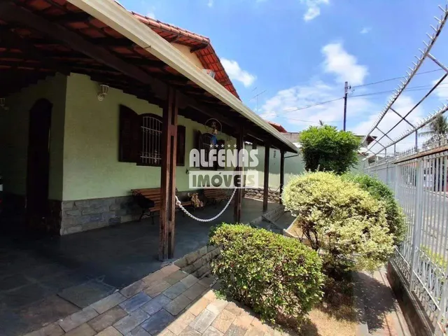 Imagem: Excelente Casa com 04 Quartos, Vaga para