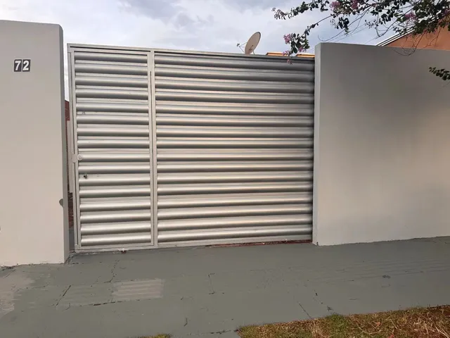 Imagem: A casa possui 2 Dormitórios, 1 Banheiro, 1 Vaga na garagem