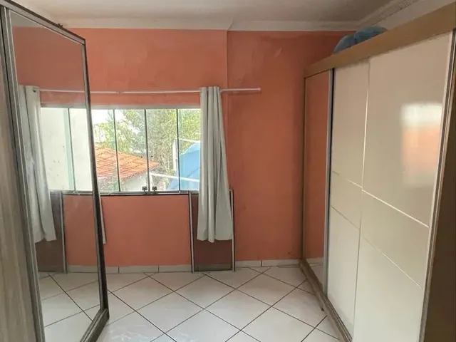 Imagem: A casa possui 4 Dormitórios, 1 Banheiro, 4 Vagas na
