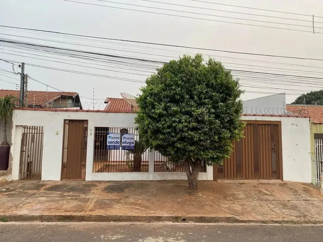 Imagem: A casa possui 4 Dormitórios, 2 Suítes, 4 Banheiros, 2