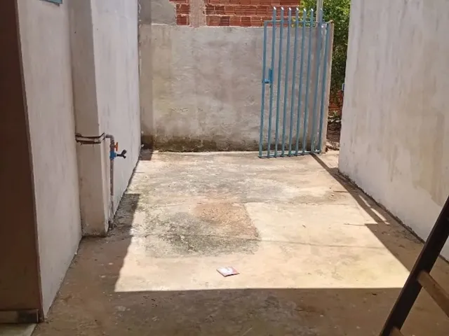 Imagem: A casa possui 1 Dormitório, 1 Banheiro, 1 Vaga na garagem