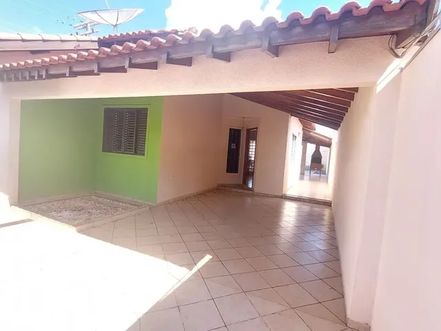Imagem: A casa possui 3 Dormitórios, 1 Suíte, 2 Banheiros, 5